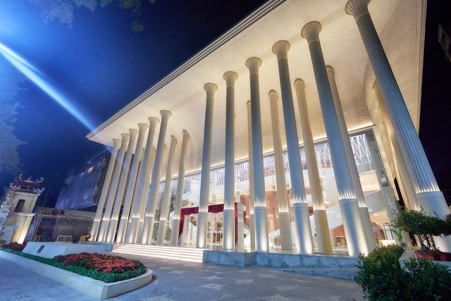 Nhà hát Hồ Gươm nằm trong Top 10 nhà hát opera tuyệt vời nhất thế giới - Ảnh 1.