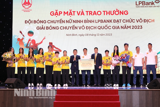 'Song Thúy' của bóng chuyền Việt Nam gây ngỡ ngàng với nhan sắc thần tiên tỉ tỉ tại lễ tổng kết ăn mừng chức vô địch - Ảnh 2.