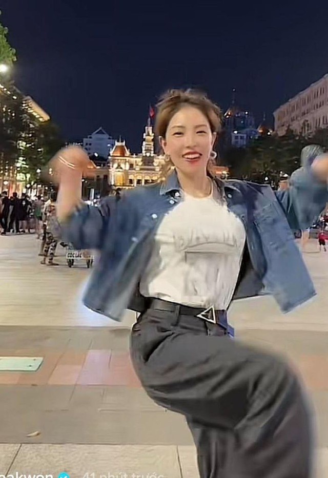 BoA nhảy Tiktok trên phố Nguyễn Huệ, nhiều fan than không nhận ra idol Hàn - Ảnh 1.