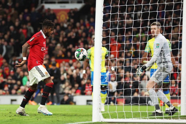 VIDEO bàn thắng MU 2-0 Nottingham: Martial và Fred ghi bàn, 'Quỷ đỏ' vào chung kết Cúp Liên đoàn - Ảnh 5.