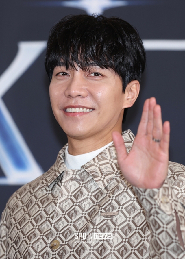 Lee Seung Gi lần đầu lộ diện sau thông báo kết hôn, hào hứng khoe nhẫn cưới và kế hoạch xây dựng gia đình với con gái Mama Chuê - Ảnh 3.