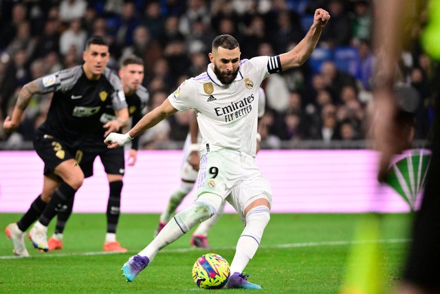 Benzema lập cú đúp giúp Real Madrid đại thắng, vượt thành tích ghi bàn của Raul - Ảnh 4.