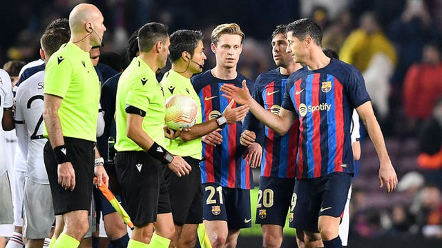 Xavi và Ten Hag đều phàn nàn trọng tài sau trận hòa giữa MU và Barca - Ảnh 4.