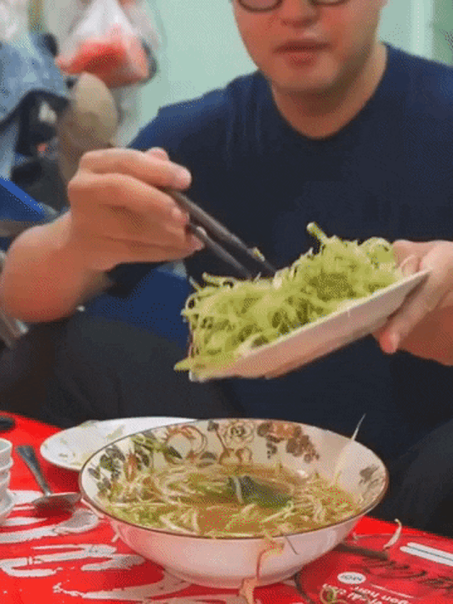 Cũng là review món Việt nhưng chàng trai người Hàn Quốc này lại khiến dân mạng trầm trồ không ngớt bởi cách ăn đặc biệt  - Ảnh 4.