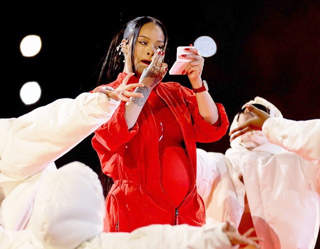 Vì sao chỉ dặm phấn vài giây trên sân khấu Rihanna đã đem lại 132 tỷ đồng? - Ảnh 1.