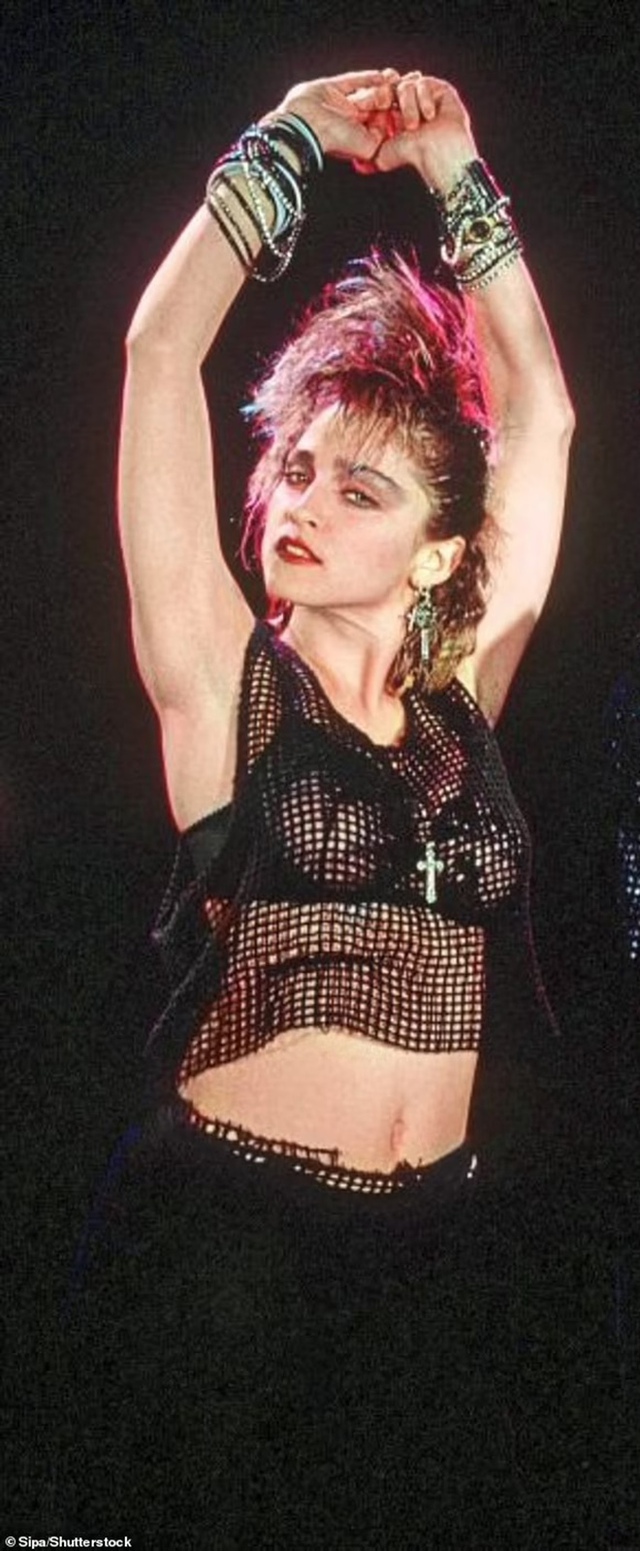 Madonna cuối cùng thừa nhận phẫu thuật thẩm mỹ sau lần xuất hiện không thể nhận ra tại lễ trao giải Grammy - Ảnh 9.