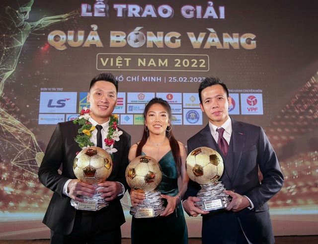Người hâm mộ vây kín những Quả bóng vàng Việt Nam 2022 và các cá nhân xuất sắc - Ảnh 1.