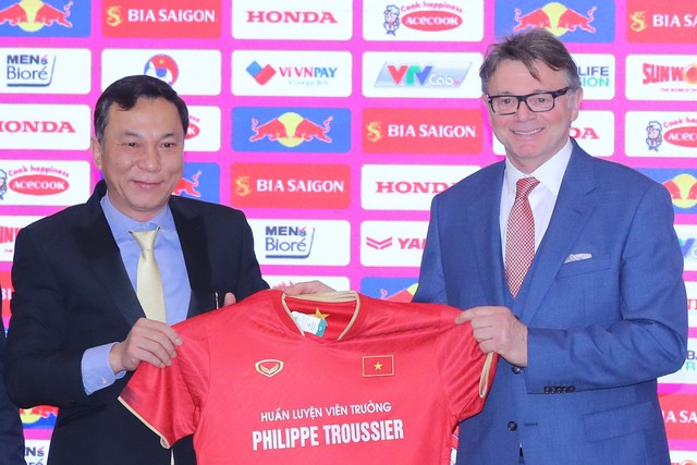 HLV Troussier lên tiếng về Quang Hải, chỉ ra ‘nút thắt’ để gỡ rối cảnh chật vật ở Pau FC - Ảnh 3.