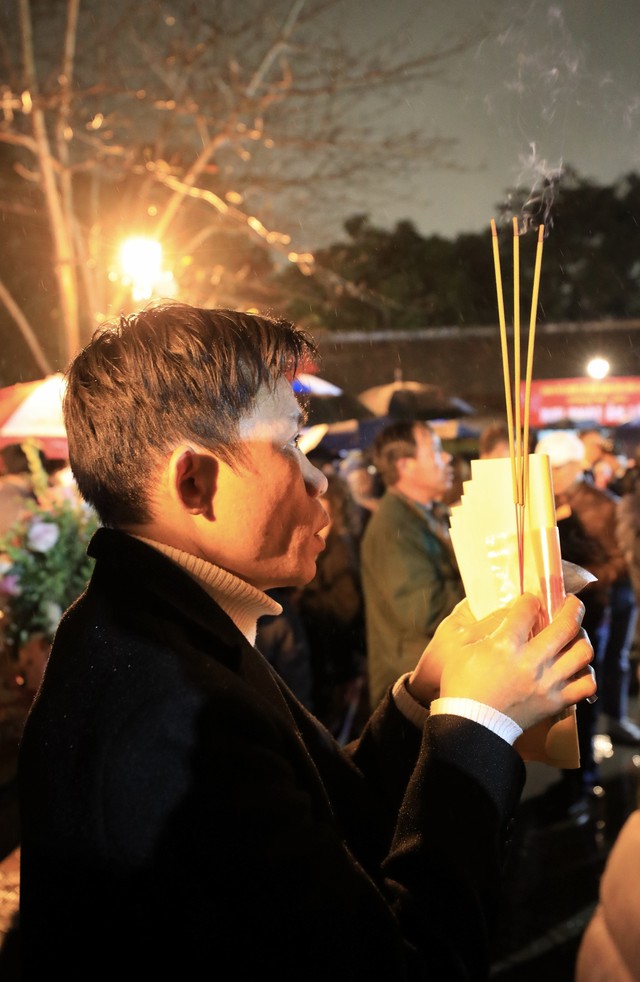 Hình ảnh người dân chen chúc xin ấn đền Trần Nam Định - Xuân Quý Mão 2023  - Ảnh 21.
