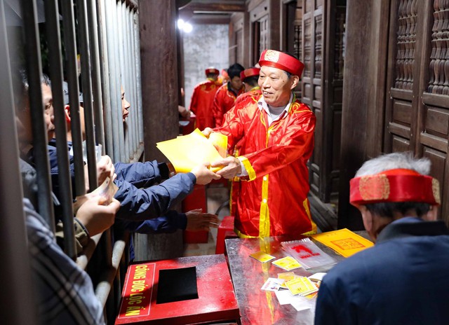 Hình ảnh người dân chen chúc xin ấn đền Trần Nam Định - Xuân Quý Mão 2023  - Ảnh 14.