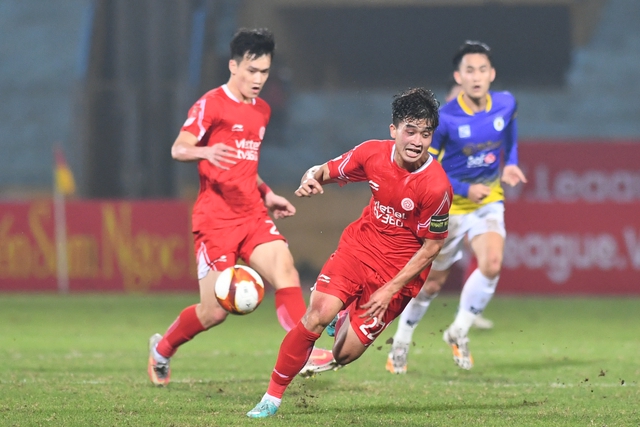 Danh Trung ăn mừng 'đau đớn' sau khi ghi bàn thắng quý như vàng cho Viettel FC - Ảnh 2.