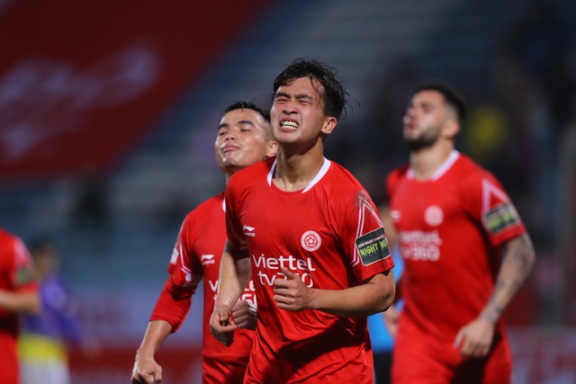 Danh Trung ghi bàn gỡ hoà 1-1 cho Viettel. Ảnh: Hoàng Linh