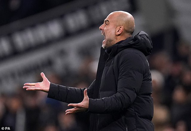 Guardiola đang trở thành 'giáo sư điên' tại Man City - Ảnh 2.