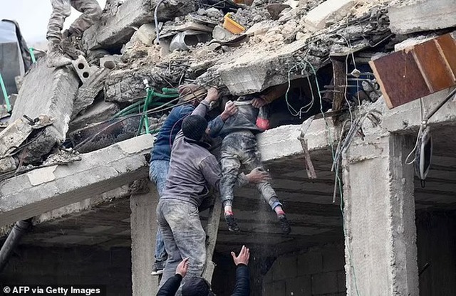Tình người trong thảm họa động đất Thổ Nhĩ Kỳ: Tiếng người kêu cứu dưới những lớp bê tông đổ nát, tuyết phủ trắng tr...và họ đã đưa được 2 em bé còn sống ra ngoài - Ảnh 4.
