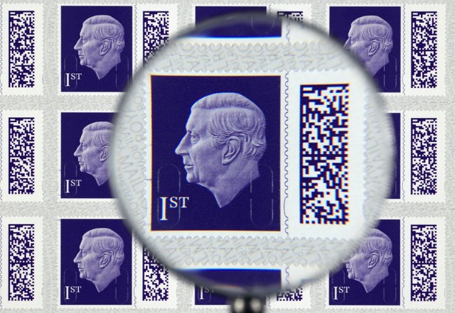 Anh công bố mẫu tem đầu tiên in hình Vua Charles III - Ảnh 1.