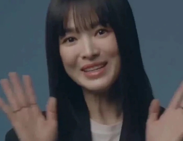 Bị chê 'già nua, hết thời', Song Hye Kyo phản đòn antifan chỉ bằng vài tấm ảnh từ 'hung thần' Dispatch - Ảnh 8.