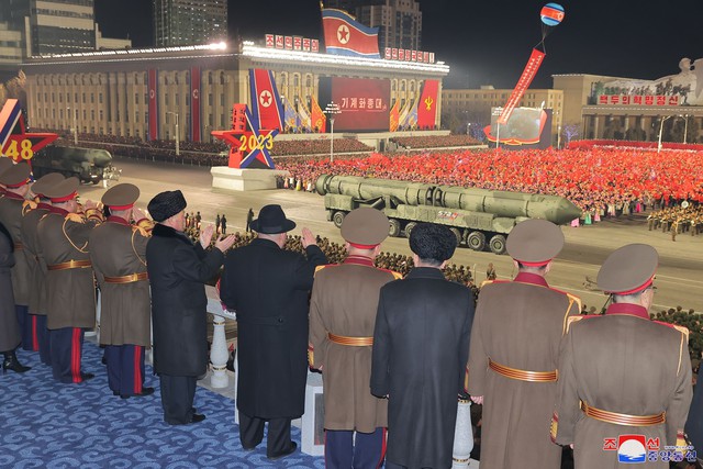 Nhà lãnh đạo Kim Jong-un dự lễ duyệt binh của quân đội Triều Tiên - Ảnh 2.