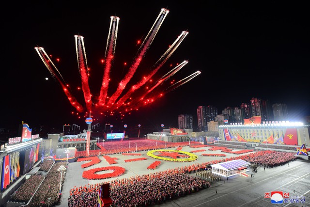 Nhà lãnh đạo Kim Jong-un dự lễ duyệt binh của quân đội Triều Tiên - Ảnh 4.