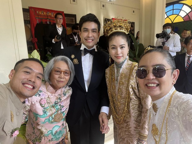 Hình ảnh đầu tiên trong hôn lễ của mỹ nhân chuyển giới Nong Poy: Cô dâu đội vương miện vàng cùng chú rể điển trai chính thức xuất hiện - Ảnh 8.