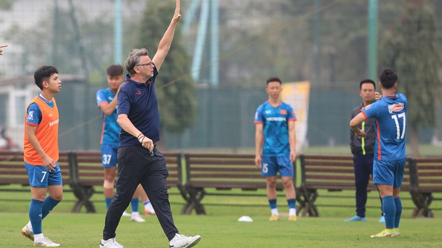 HLV Troussier: ‘Tôi nỗ lực không để chứng minh giỏi hơn ông Park’