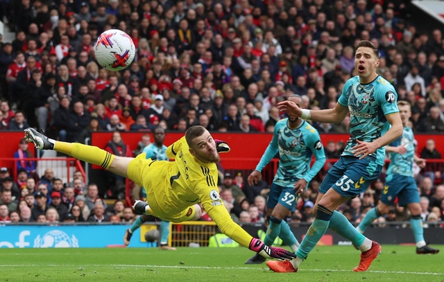 Casemiro lĩnh thẻ đỏ tai hại, Man United suýt 'ôm hận' bởi đội bóng cuối bảng - Ảnh 3.