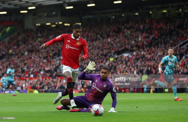 Casemiro lĩnh thẻ đỏ tai hại, Man United suýt 'ôm hận' bởi đội bóng cuối bảng - Ảnh 4.