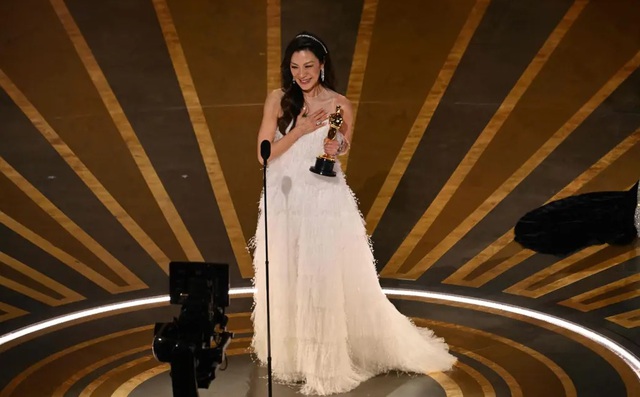 Chiến thắng rạng danh Châu Á của Dương Tử Quỳnh tại Oscar 2023: 'Ngọn hải đăng của hy vọng' - Ảnh 4.