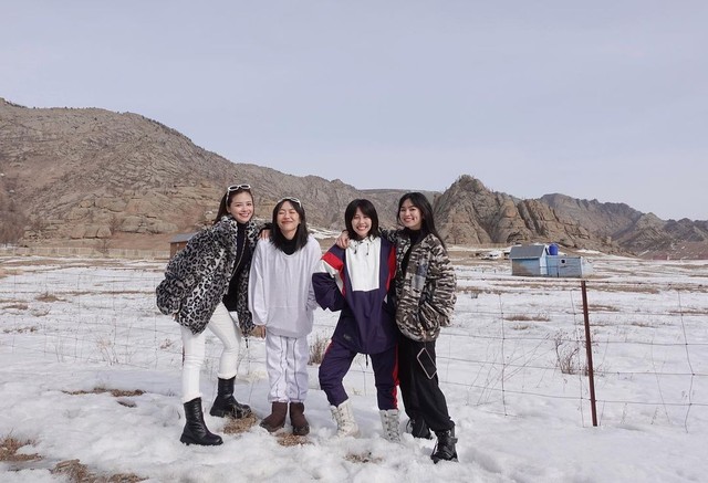 Hội chị em Sao Nhập Ngũ “đóng băng lông mi”, lạnh run rẩy khi du lịch sang tận Mông Cổ  - Ảnh 2.