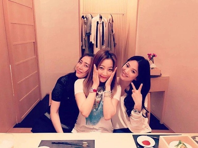 Drama khét lẹt từ hội bạn thân quyền lực của Song Hye Kyo: 2 chị đại Lee Hyori và Kim Hee Sun từng giật tóc, cào cấu nhau trong bar? - Ảnh 6.