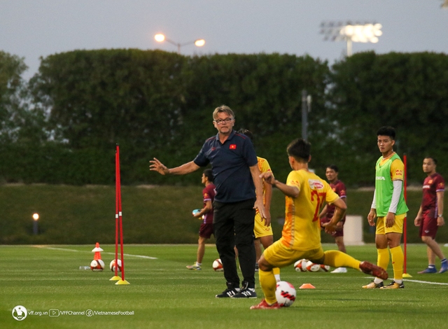 HLV Troussier siết chặt kỷ luật ở đội U23, Văn Trường nói thầy cá tính - Ảnh 2.