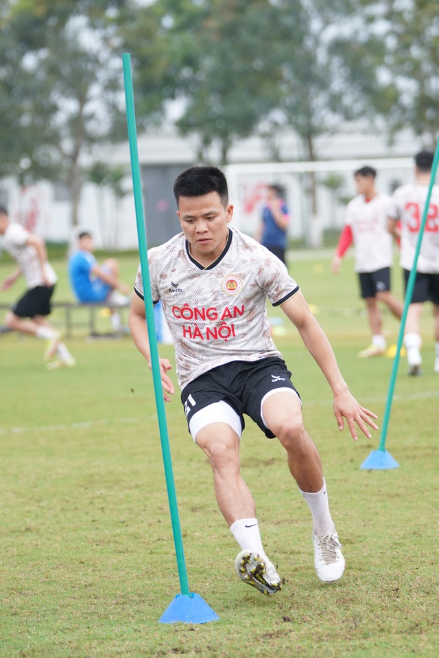 Cầu thủ Việt kiều lò Barcelona về Việt Nam thi đấu; cựu tiền vệ U23 thoát cảnh 'ngồi chơi xơi nước' - Ảnh 2.
