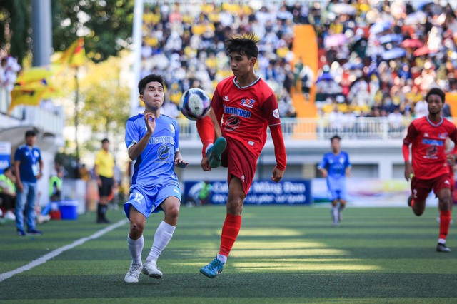 Ngoại binh gốc Phi toả sáng ở giải bóng đá Thanh niên Sinh viên Việt Nam 2023 - Ảnh 1.