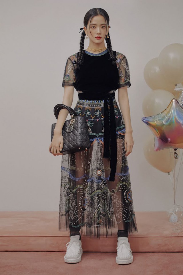 Giá chiếc váy Jisoo Blackpink mặc trong trailer mới khiến BLINK 'câm nín' - Ảnh 7.