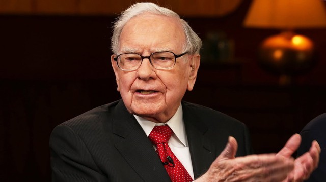 Thánh đầu tư Warren Buffett: ‘Tiền có thể bị ảnh hưởng bởi lạm phát, nhưng tài năng của bạn thì không, nếu đặc biệt giỏi ở một khía cạnh nào đó, bạn luôn có lợi ích!’