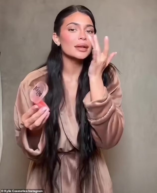 Kylie Jenner giới thiệu dòng mascara mới sau khi đã kiếm được 1 tỷ USD từ các sản phẩm về môi - Ảnh 4.