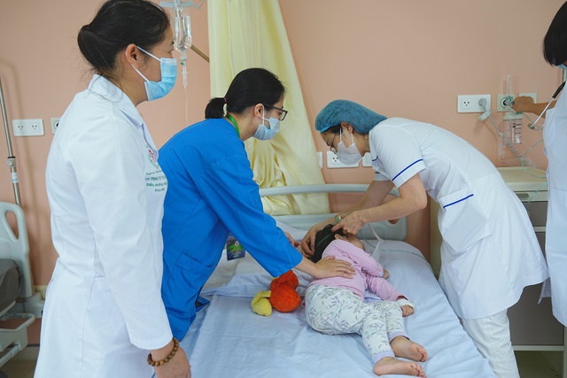 Bệnh truyền nhiễm hô hấp nguy hiểm ở trẻ em gia tăng khó lường - Ảnh 1.