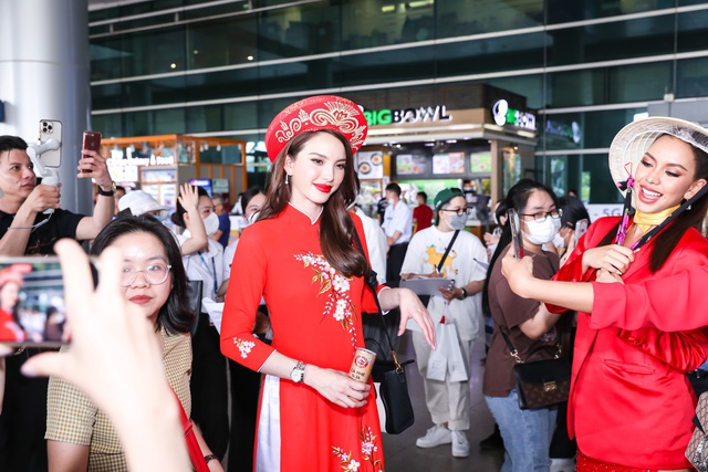 Chủ tịch Nawat và 7 thí sinh Miss Grand 'chốt đơn' nhiều nhất đổ bộ, diện áo dài để ghi điểm fan Việt - Ảnh 10.