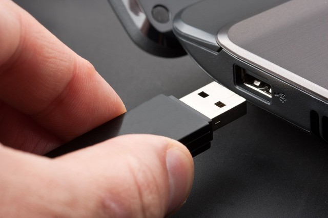 Cắm USB lạ vào máy tính, phóng viên suýt mất mạng vì nó phát nổ - Ảnh 1.