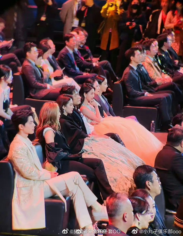 Những khoảnh khắc &quot;đắt giá&quot; trong Đêm hội Weibo: Lưu Diệc Phi hội ngộ Hồ Ca, Angelababy &quot;xì xầm&quot; với Dương Mịch khi Huỳnh Hiểu Minh phát biểu - Ảnh 9.