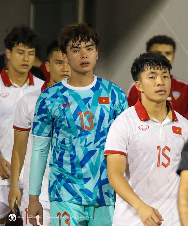 Sự cố hy hữu: Thủ môn U23 Việt Nam va đầu vào cột dọc, phải nhập viện gấp  - Ảnh 2.