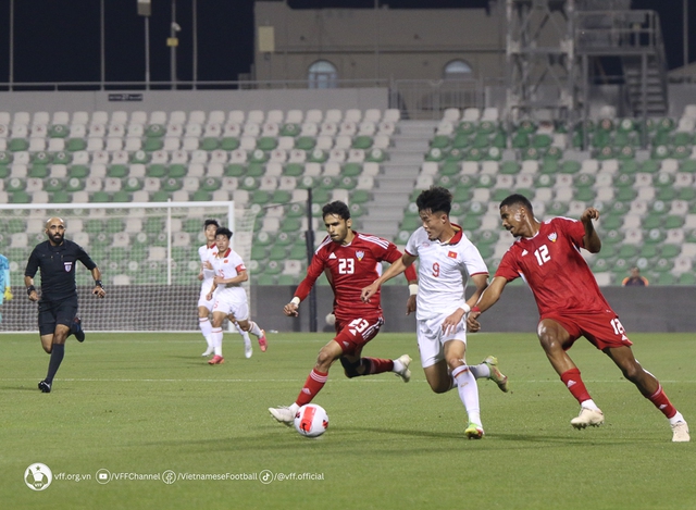 U23 Việt Nam (áo trắng) thua U23 UAE 0-4 ở Doha Cup. Ảnh: VFF