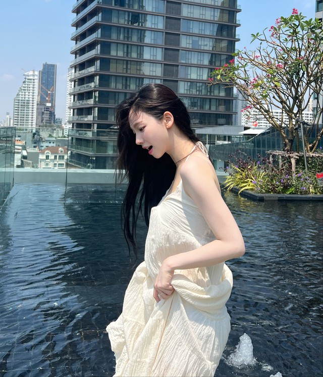 Mua váy maxi ở chợ đêm Thái Lan, Karina (Aespa) giúp chủ shop bán cháy hàng, fan muốn có cheap moment phải đặt trước 10 ngày - Ảnh 5.