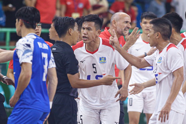 Người hùng futsal Việt Nam bị phạt nặng - Ảnh 1.