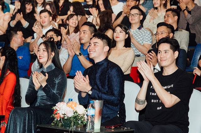 Dàn người đẹp VTV trình diễn BST 'Việt Nam gấm hoa' tại 'Duyên dáng Áo dài VTV 2023' - Ảnh 2.