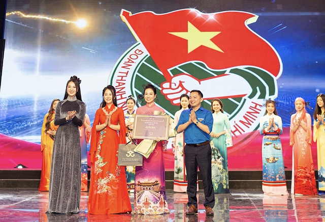 Dàn người đẹp VTV trình diễn BST 'Việt Nam gấm hoa' tại 'Duyên dáng Áo dài VTV 2023' - Ảnh 11.