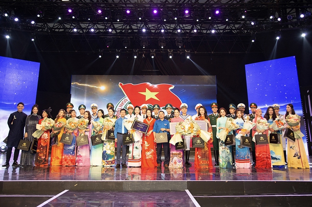 Dàn người đẹp VTV trình diễn BST 'Việt Nam gấm hoa' tại 'Duyên dáng Áo dài VTV 2023' - Ảnh 8.