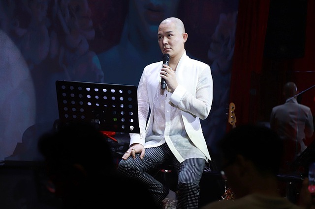 Nathan Lee xuất hiện với quả đầu trọc, hát hit 'Giấc Mơ Tuyết Trắng', vẫn không quên cà khịa Cao Thái Sơn - Ảnh 3.