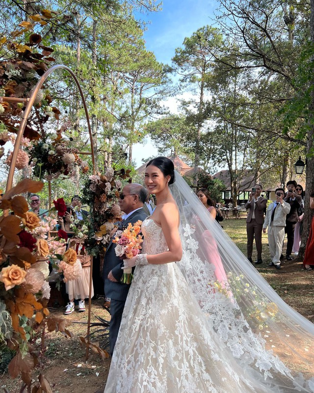 Dàn sao Vbiz tại hôn lễ của Kathy Uyên: Hội bạn 'triệu đô' có mặt chúc phúc, Linh Rin - Chi Pu đọ sắc  - Ảnh 3.