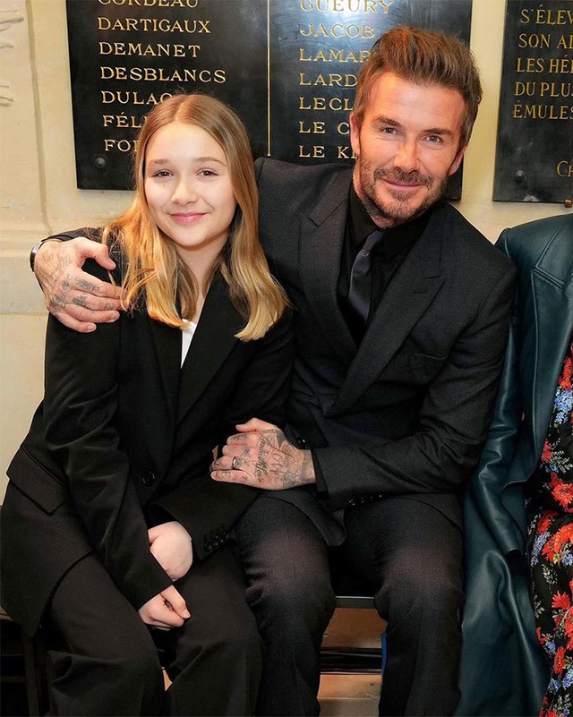 David Beckham lịch lãm khi hội ngộ người bạn thân Ronaldo 'béo' tại show thời trang của vợ - Ảnh 5.