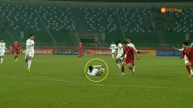 U20 Qatar ngang nhiên dùng tay chơi bóng, trọng tài không hề có phản ứng gì - Ảnh 3.